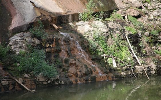 Siccità, fanghi rossi e acqua che aumenta senza pioggia