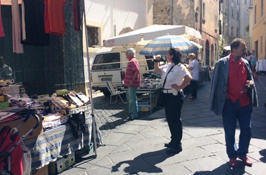 Mercoledì di mercato, Katia prende le misure!